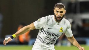 Karim Benzema in campo con la maglia dell'Al-Ittihad